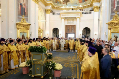 В Казани около тысячи верующих стоят в очереди к мощам Спиридона
