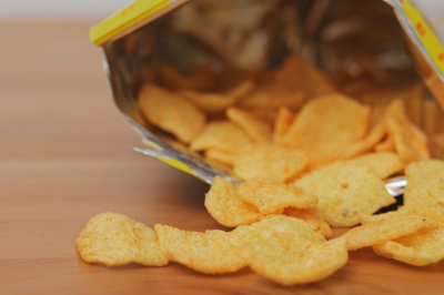 В Госдуме предложили ограничить продажу чипсов детям до 14 лет