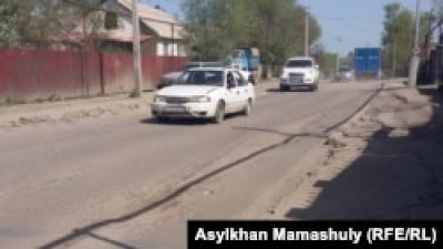 Сельчане пытались перекрыть трассу на выезде из Алматы в Бишкек