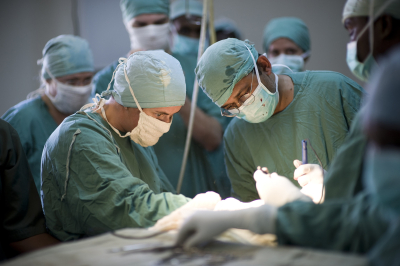 Врач Миленин заявил об опасности операции по удалению жировых отложений