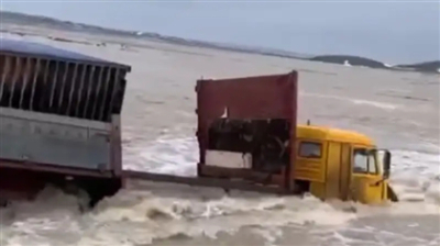 Фура упала в воду в Карагандинской области