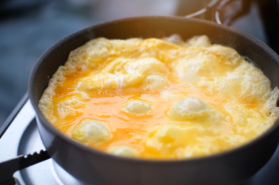 Секрет пышной яичницы без молока раскрыт: добавьте это на кухне &mdash; и завтрак получится воздушным как суфле