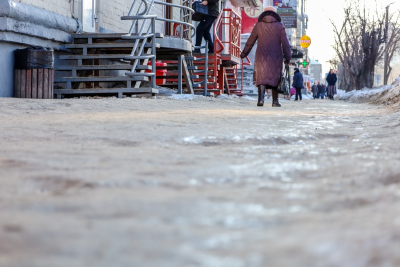Пять часов в очереди со сломанной рукой: в Хабаровске травмпункты переполнены из-за нечищеных тротуаров