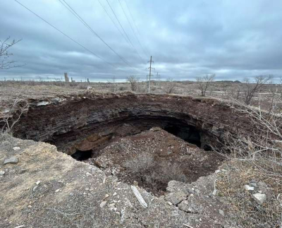 Воронка глубиной 17 метров образовалась на окраине Жезказгана