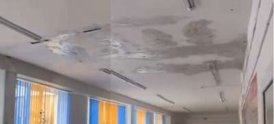 Мокрый потолок и лужи посреди коридора: крыша протекает в одной из школ Семея