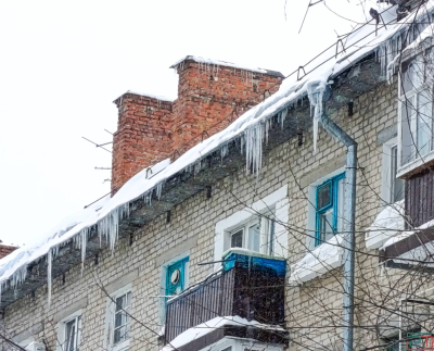 МЧС Татарстана предупредило о возрастающем риске схода снега с крыш из-за потепления