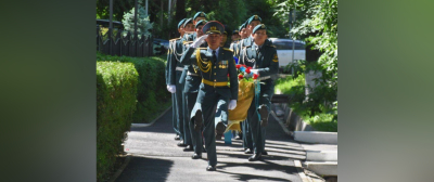 В Алматы возложили цветы к мемориалу Сагадата Нурмагамбетова