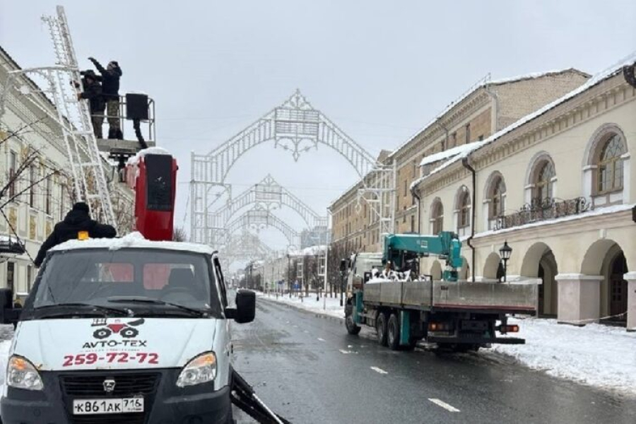 В Казани на Кремлёвской рухнула новогодняя арка