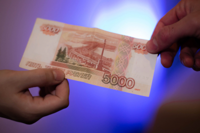 В России хотят ввести обязательную 13-ю зарплату для бюджетников