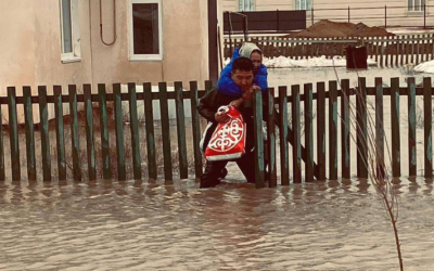 На руках выносят спасатели пострадавших во время паводка