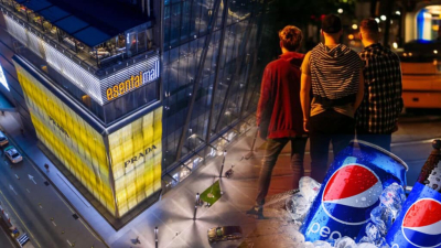 Что за тренд Pepsi 0,5. Парни с газировкой в руках ждут женщин у Esentai Mall в Алматы