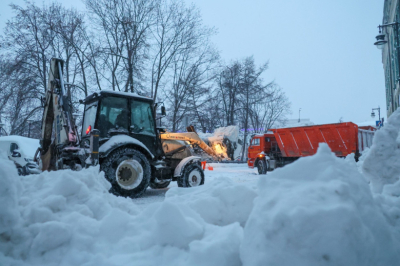 &laquo;Снег башка попадет&raquo;: что делать, если на вас или авто упал снег и сосульки