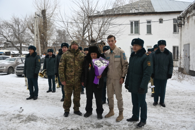 В Семее военнослужащие поздравили ветерана войны с днем рождения