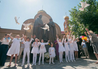 Лейла Фазлеева поздравила татарстанцев с Днем семьи, любви и верности