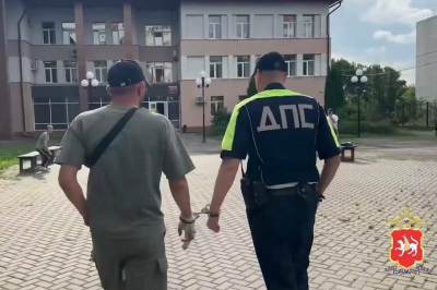 Водителя, влетевшего в двоих мужчин в Казани и уехавшего с места ДТП, арестовали