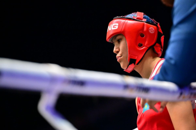 Алуа Балкибекова пробилась в 1/4 финала ЧМ по боксу в Великобритании