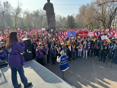 В Алматы проходит митинг против бытового насилия