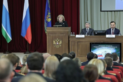 Людмила Бабушкина наградила свердловских судебных приставов за отличную работу