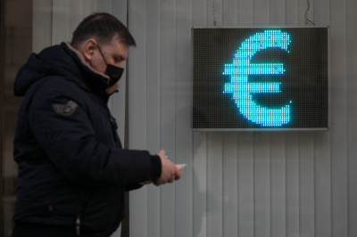 ЦБ&nbsp;снизил официальный курс валют. Евро &ndash; почти на&nbsp;рубль