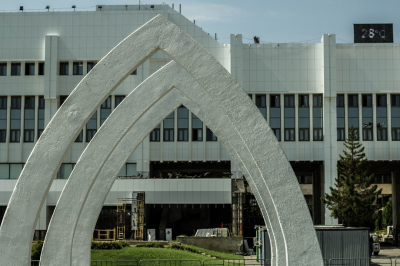 Исполком Челнов распродает металлолом, оставшийся после капремонта фасада мэрии