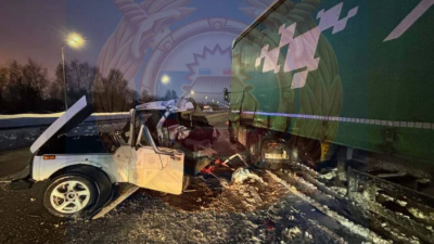 На огромной скорости влетел в грузовик: под Зеленодольском в аварии с фурой погибла женщина 15/02/2026 &ndash; Новости