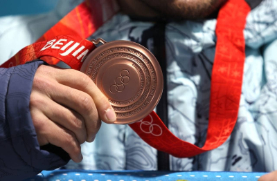 Горнолыжница Джонсон сломала олимпийскую медаль, празднуя победу