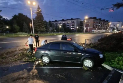 В Альметьевске устраняют последствия прошедшего урагана