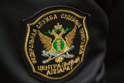 В Тюмени приставы заказали фотосессию у должницы и изъяли её машину