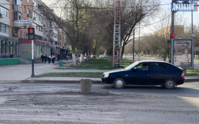 Народный репортер. Яму на дороге обозначили бочкой