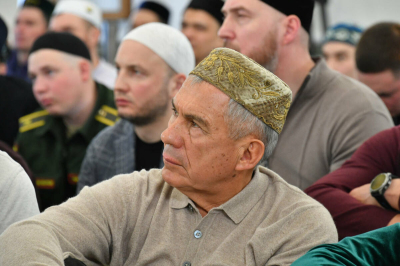 Минниханов принял участие в праздничном намазе в отреставрированной мечети села Айбаш