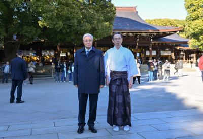 Токаев оставил запись в книге почётных гостей храма Мэйджи Джингу