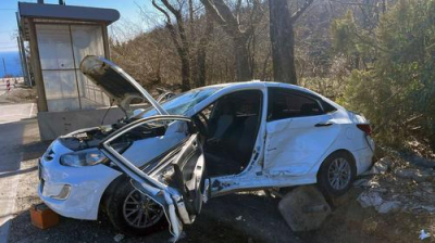 После столкновения Hyundai чудом не отбросило на остановку