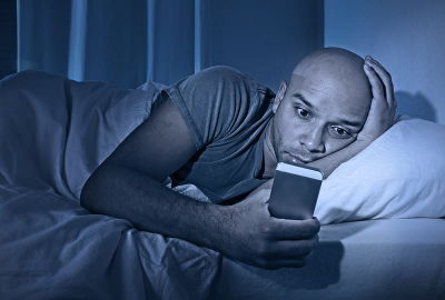 Врач Прадас: использование смартфона в темноте грозит повреждением сетчатки