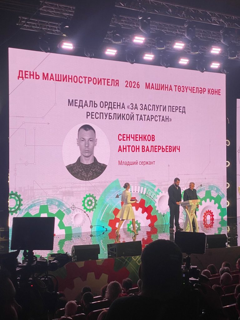 В Челнах мать погибшего бойца получила медаль из рук Минниханова