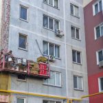 Ремонтировать нужно летом: ГЖИ прокомментировала обрушение плит с фасада дома в Челнах