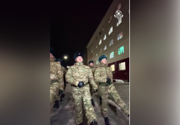 Старый челлендж — о главном: гвардейцы возобновили Mannequin Challenge