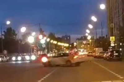 Мотоциклист проехал на красный свет и врезался в иномарку в Казани — видео