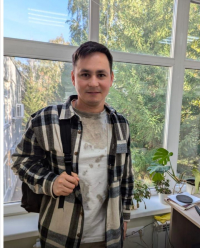 Актер Мусавиров рассказал, почему концерты в сериале «Ильhам» снимают по ночам