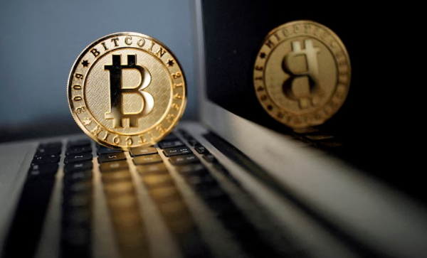 Фьючерсные и спотовые продажи толкают BTC вниз