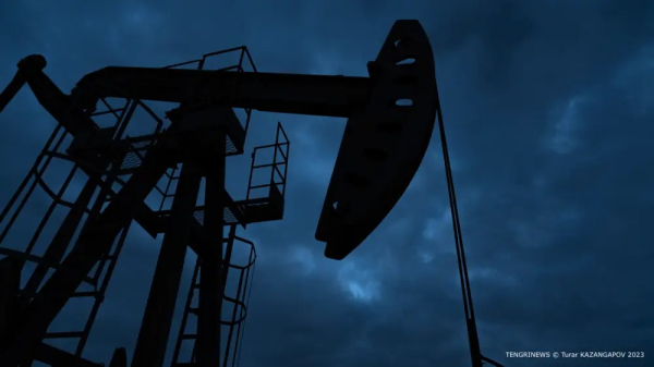 Нефть падает на фоне роста добычи и глобальных торговых рисков