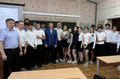 Член Генсовета «Единой России» обсудил с учащимися вызовы современности