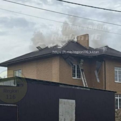 В Казани из-за удара молнии загорелся строящийся дом