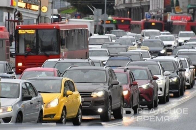 В Казани из-за ДТП с перевернувшимся автомобилем образовалась «бордовая» пробка на Назарбаева