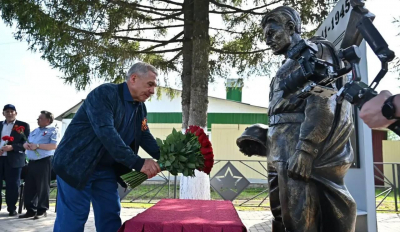 Цветы к памятнику воинам, погибшим в ВОВ, возложил Минниханов под Бугульмой