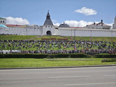 На площади Тысячелетия в Казани начался праздничный парад в честь Дня Победы